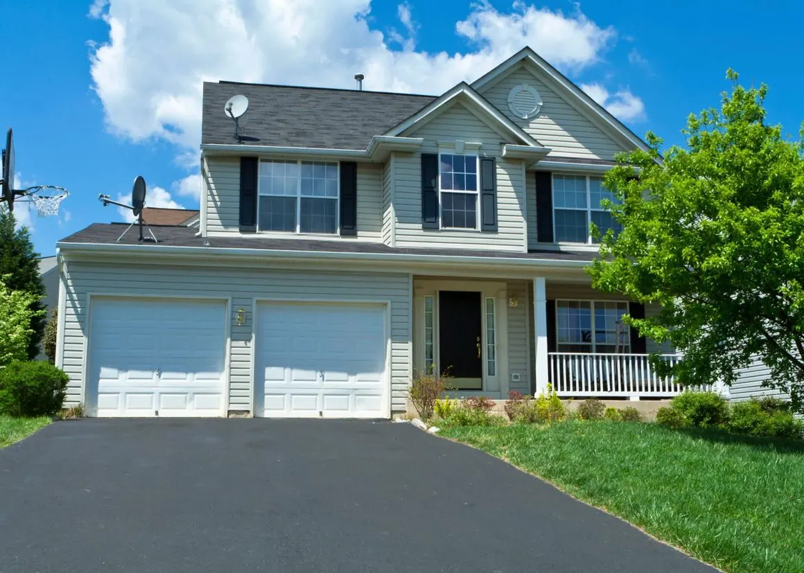 Professional asphalt driveway sealing